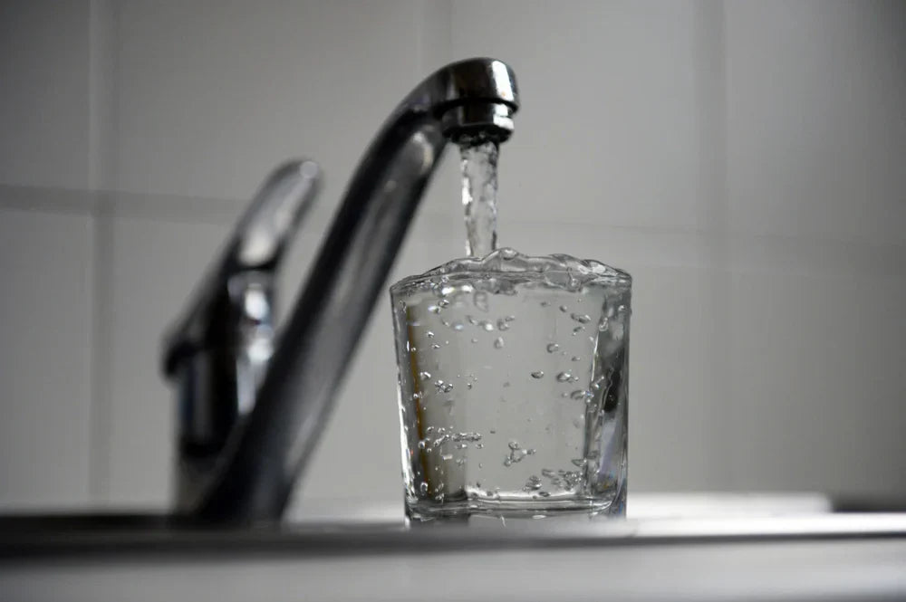 PFAS dans l'eau du robinet : comment les filtrer efficacement à domicile ?
